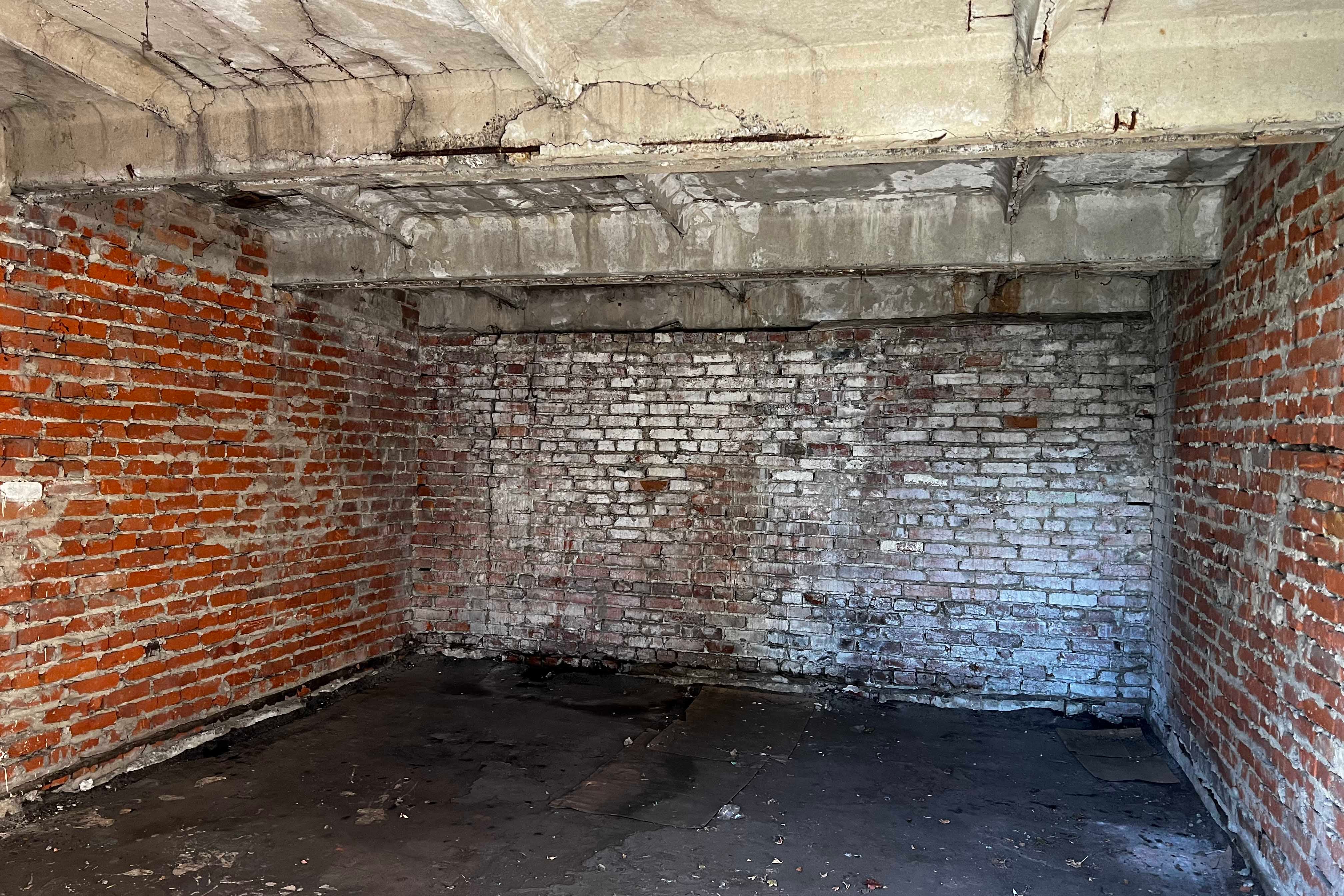 Первый из двух гаражей при изюмской городской железнодорожной поликлинике, в которых российские военные держали задержанных мужчин. 22 сентября 2022 г. 