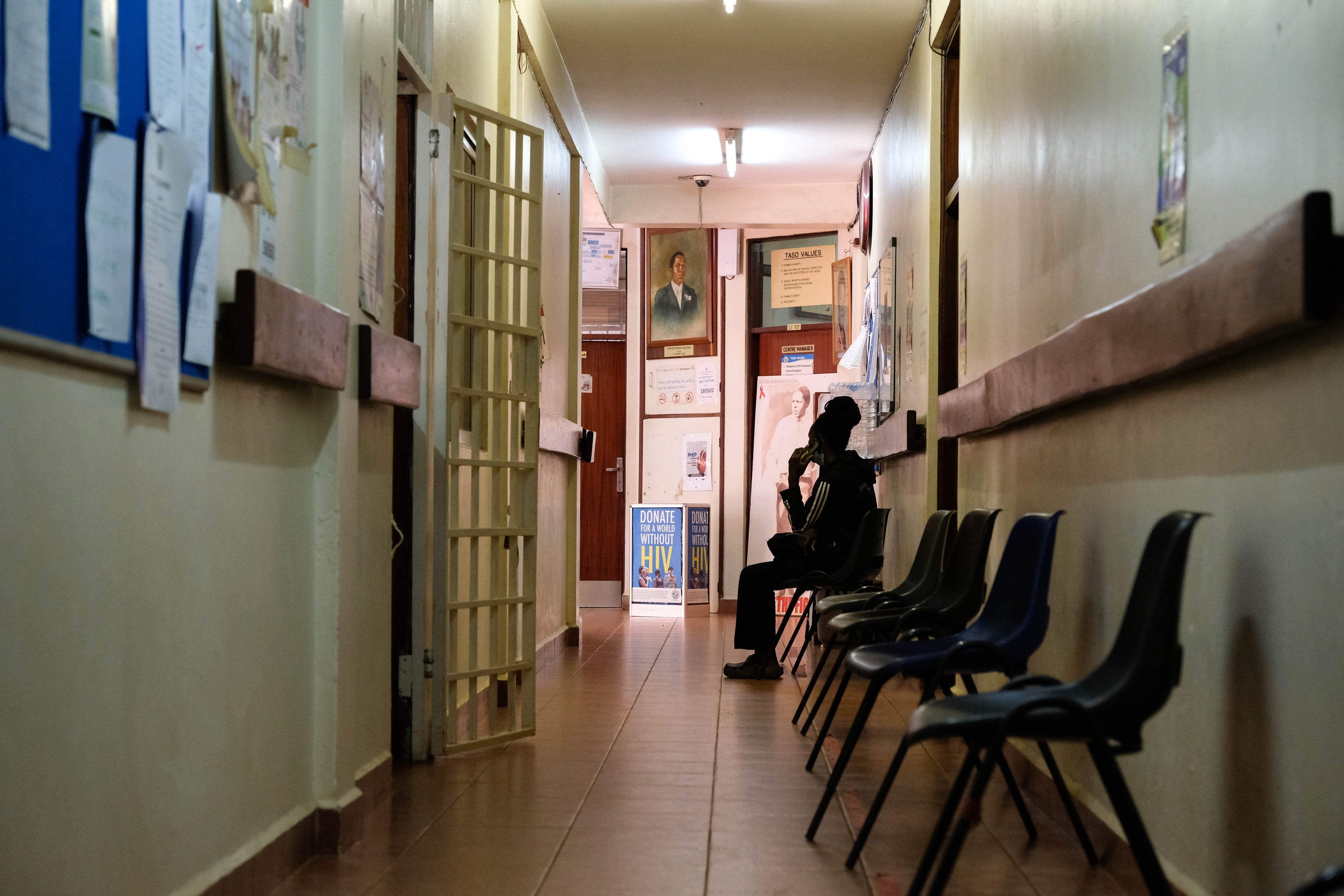 Eine Person wartet darauf, während eines HIV-Sprechtags in der TASO-Mulago-Klinik in Kampala, Uganda, am 17. Februar 2025 von einem Arzt untersucht zu werden.