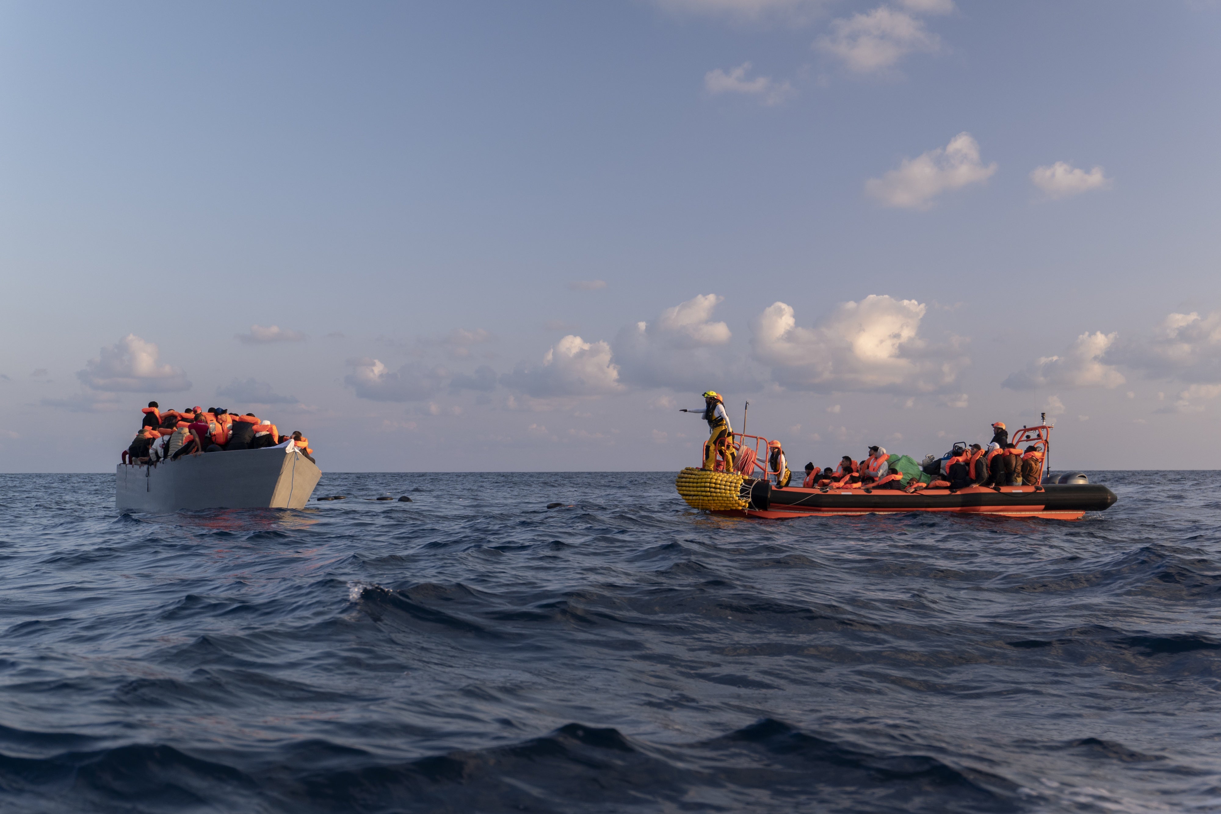 L’equipaggio di SOS MEDITERRANEE effettua un salvataggio nel Mediterraneo centrale, 9 marzo 2025.