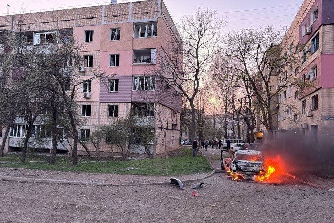 Une voiture était en feu près du site de l’explosion d’une munition lors d’une autre attaque russe menée à Kryvyï Rih, le 4 avril 2025. 