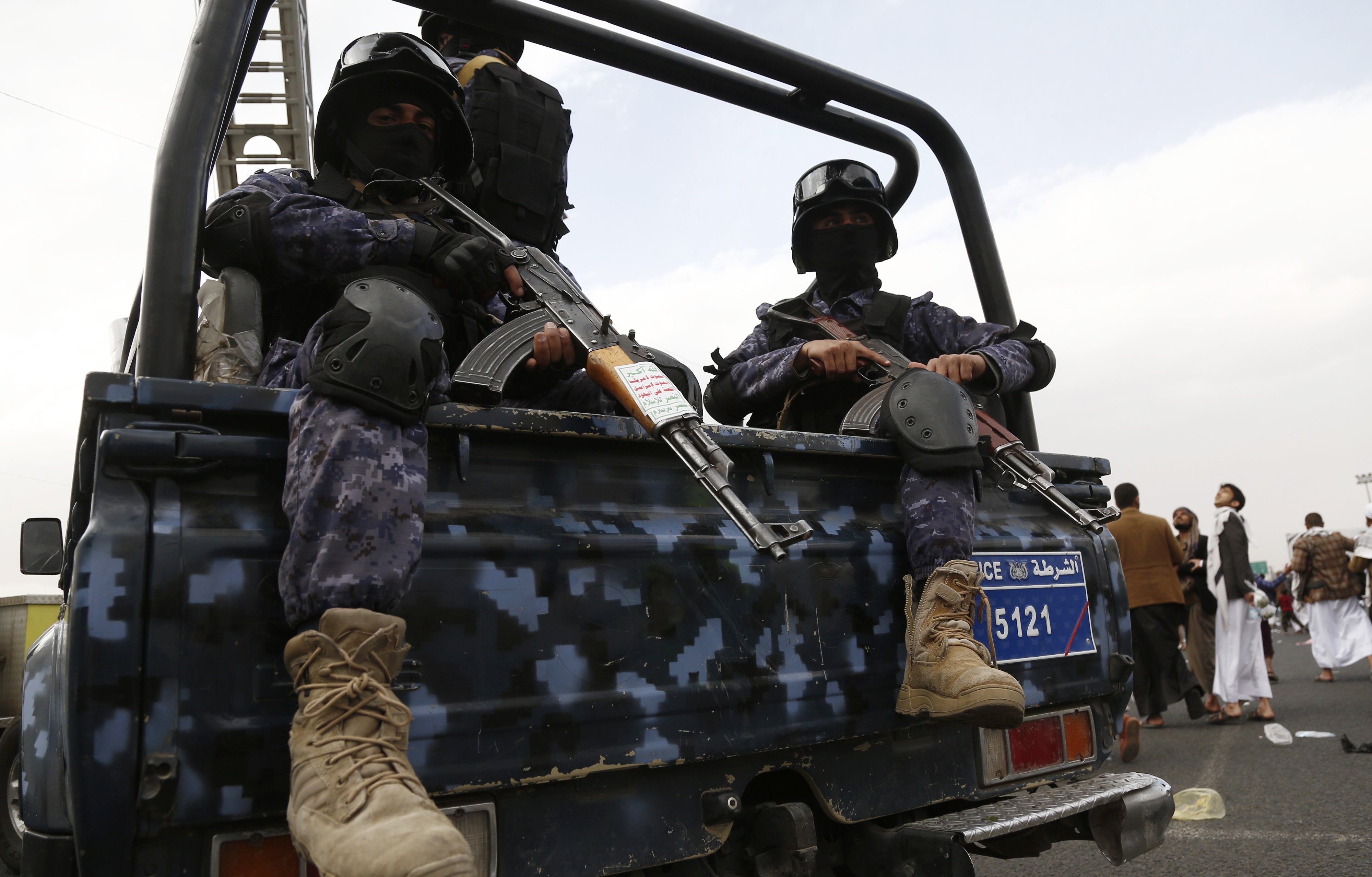 Des policiers militaires houthis – masqués, casqués et l’arme au poing – patrouillaient à bord d’un véhicule dans une rue de Sanaa, au Yémen, le 16 février 2024.