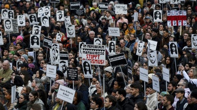 Demonstranten versammelten sich anlässlich des Jahrestages des rechtsextremen Anschlags am 19. Februar 2020 in Hanau, Deutschland, bei dem neun Menschen mit überwiegend muslimischem Hintergrund getötet wurden, 17. Februar 2024. 