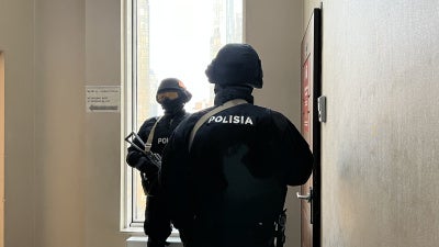 Сотрудники СОБРа у входа в редакцию Orda.kz в Алматы (Казахстан) во время обыска в помещении 1 декабря 2025 года после того, как было возбуждено уголовное дело в отношении главного редактора издания Гульнары Бажкеновой якобы за «распространение заведомо ложных сведений».