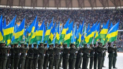Des membres des Forces rwandaises de défense défilent lors de la cérémonie d'investiture du président Paul Kagame au stade Amahoro à Kigali le 11 août 2024.