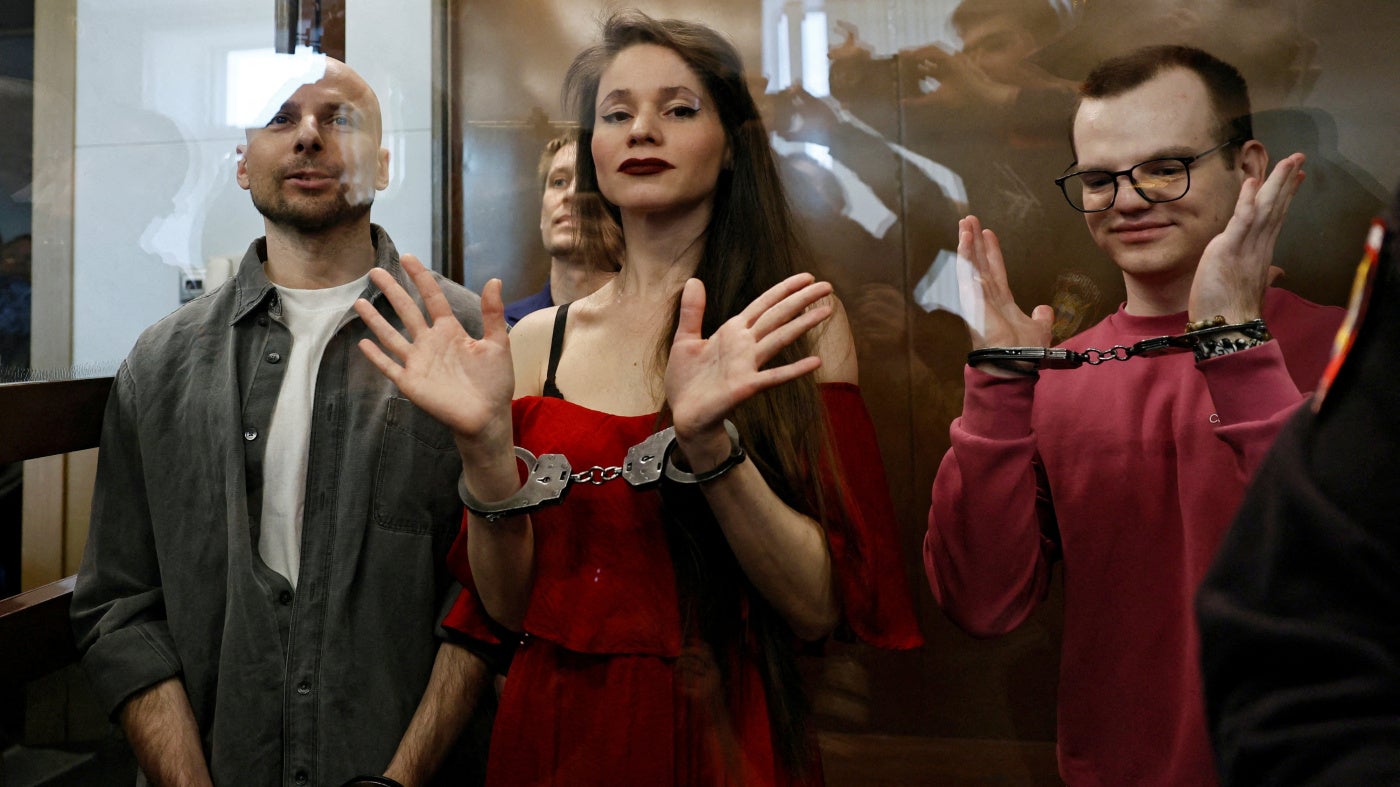 Журналисты Сергей Карелин, Константин Габов, Антонина Фаворская и Артем Кригер, обвиненные в участии в деятельности «экстремистской» организации оппозиционного политика Алексея Навального, на судебном заседании по их делу в Москве (Россия), 15 апреля 2025 года.