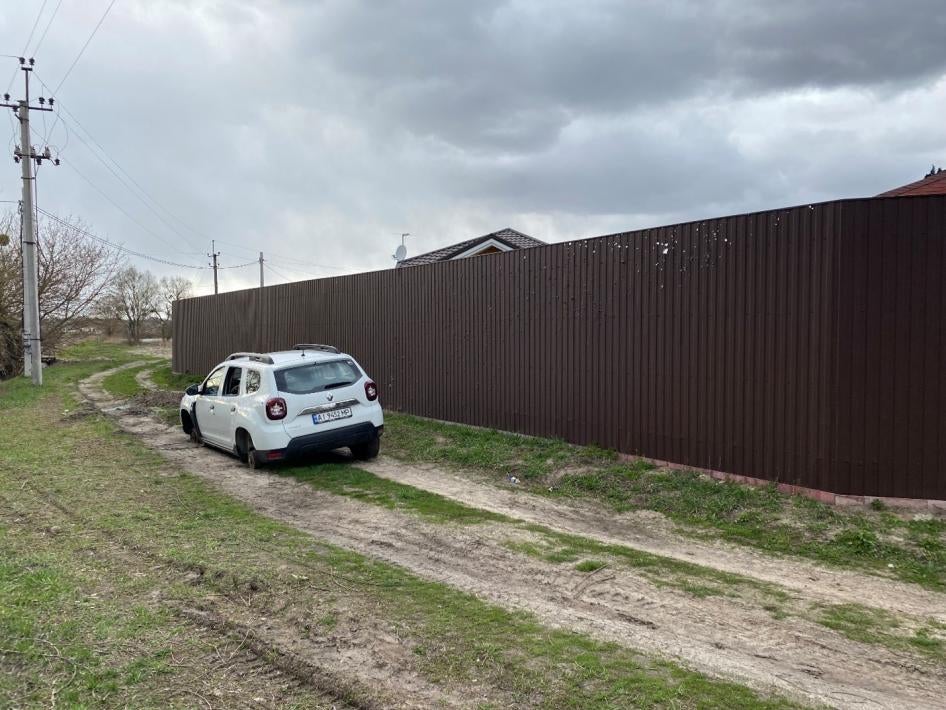 Les forces russes ont ouvert le feu sur ce véhicule civil à Hostomel, en Ukraine, le 3 mars 2022&nbsp;;  dans lequel se trouvait  Deux passagers - Yurii Prylypko, le maire de la ville, et Ivan Zaria - ont été tués. Photo prise en avril 2022.