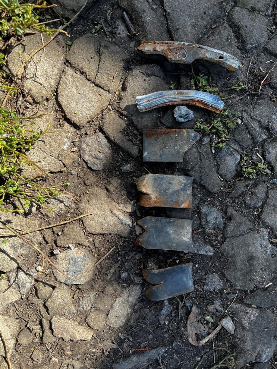 Фрагменти осколкових боєприпасів 9Н210 або 9Н235, зібрані членами однієї родини у їхньому садку та будинку на лівому березі Сіверського Донця, коли ця територія перебувала під окупацією російських військ у 2022 році.  