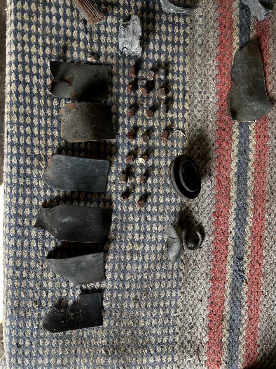 Restos de submuniciones de fragmentación 9N210 o 9N235 que una familia recogió de su jardín y su casa en la orilla izquierda del río Siverskiy Donets durante la ocupación rusa de la zona en 2022. 