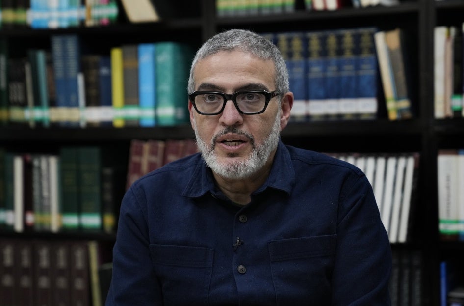 Dr. Ghassan Abu Sittah, ein palästinensisch-britischer plastischer Chirurg, der auf Konfliktmedizin spezialisiert ist, spricht während eines Interviews mit The Associated Press im Institut für Palästinastudien in Beirut, Libanon, 9. Dezember 2023.