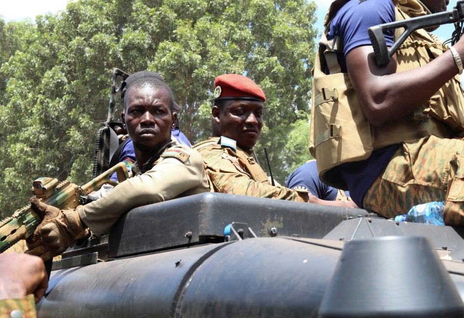 Le président du Burkina Faso, capitaine Ibrahim Traoré (au centre), dans un véhicule armé à Ouagadougou, le 2 octobre 2022.