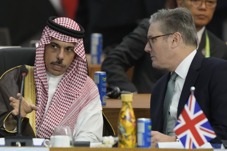 Saudi Arabia's Foreign Minister Prince Faisal bin Farhan Al-Saud (L) and Britain's Prime Minister Keir Starmer talk during the G20 Summit leaders meeting in Rio de Janeiro, November 18, 2024. 