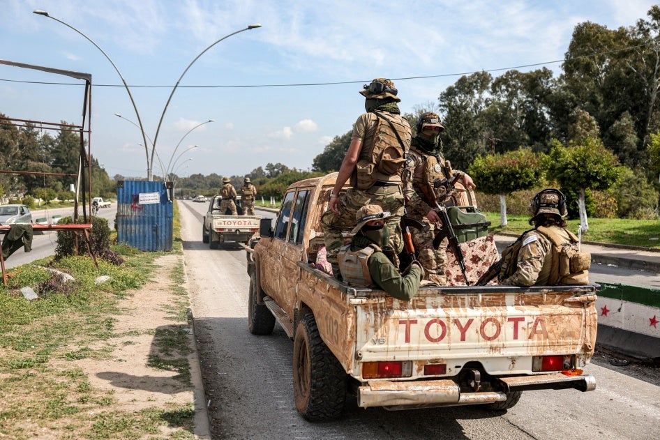Des forces du gouvernement de transition syrien circulaient sur une route de la ville de Lattaquié, dans l’ouest de la Syrie, le 9 mars 2025.