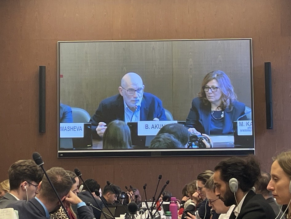 Мариана Кацарова с российским писателем Борисом Акуниным, одним из критиков в изгнании, преследуемых Кремлём. Дворец Наций, 22 сентября 2025 года.