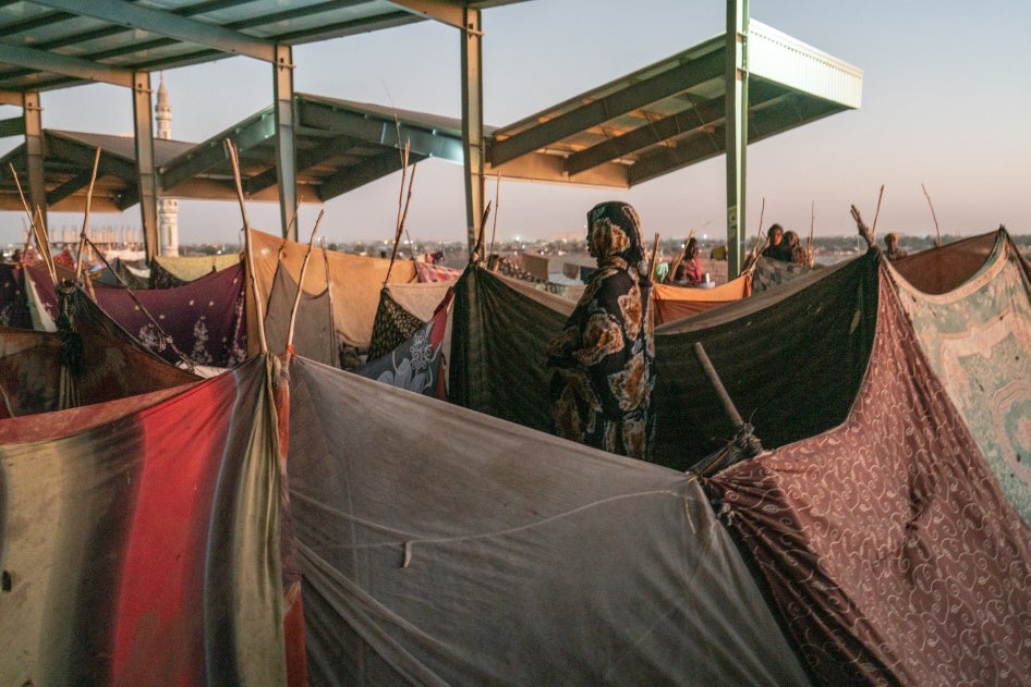 Une femme soudanaise déplacée par des combats dans la région de Sannar, au sud de Khartoum, se trouvait dans une ancienne gare routière transformée en camp d’accueil pour des milliers de personnes déplacées à Gedaref, dans le sud-est du Soudan, en juillet 2024.