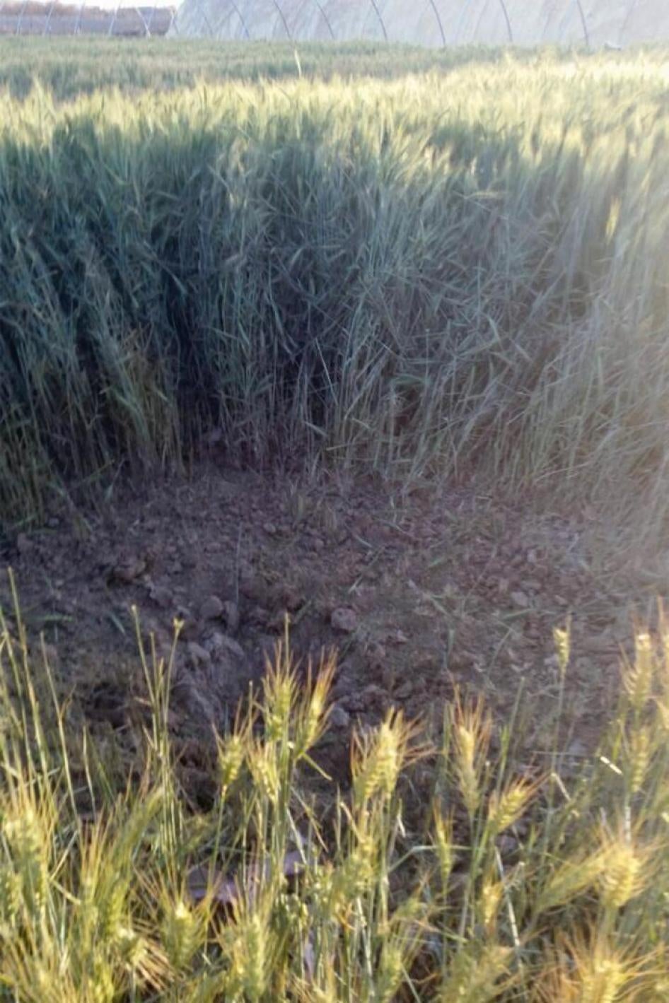 Uma cratera formada após ataque de 22 de fevereiro em Qahza, província de Saada, apresenta característica de danos causados por submunição de um ataque com munição cluster.