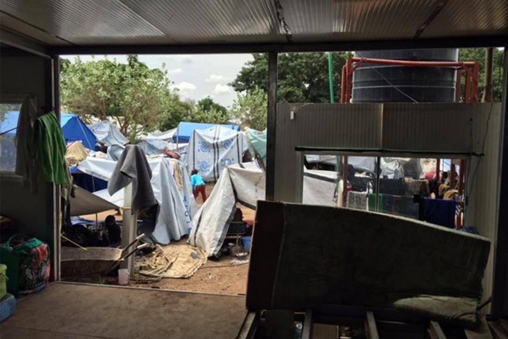 11 июля в этот трейлер на базе ООН в Тонгпини, Джуба, попал снаряд: несколько вынужденных переселенцев, размещавшихся рядом, получили ранения.