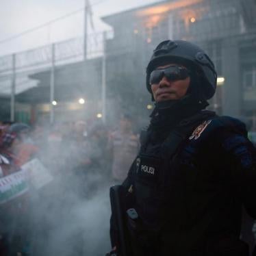 A police officer stands guard during a protest by supporters of Jakarta Governor Basuki Tjahaja Purnama, popularly known as Ahok, outside Cipinang Prison where he was taken following his conviction of blasphemy in Jakarta, Indonesia, 9 May 2017. 