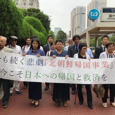Plaintiffs hold a banner with their supporters in front of the Tokyo District Court when they filed a lawsuit against North Korea over the “Paradise on Earth” campaign in 2018.